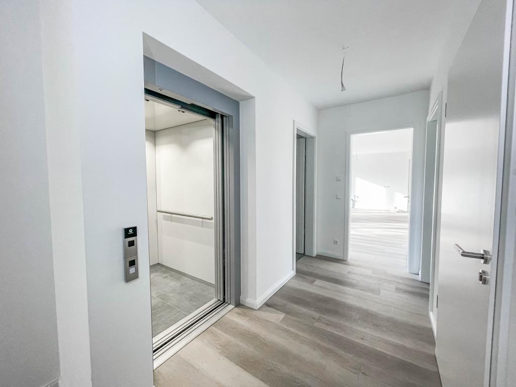 4 Zimmer Wohnung: Fahrstuhl in die Wohnung