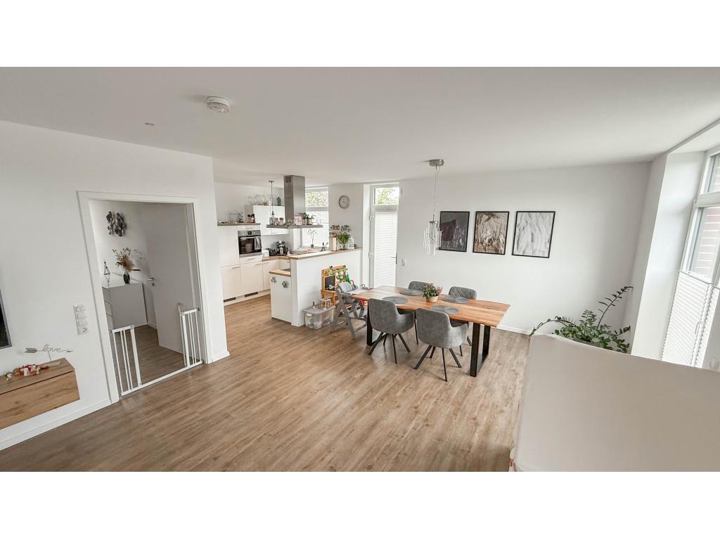 Doppelhaushälfte: Wohn- und Essbereich