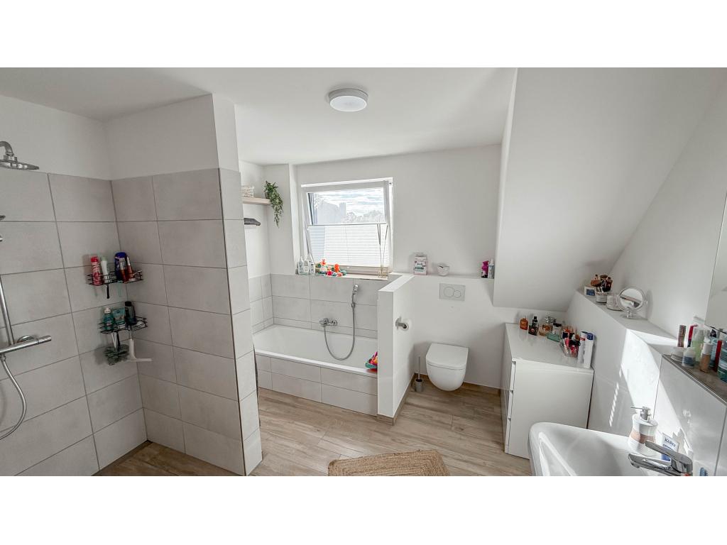 Doppelhaushälfte: Volbad im Obergeschoss