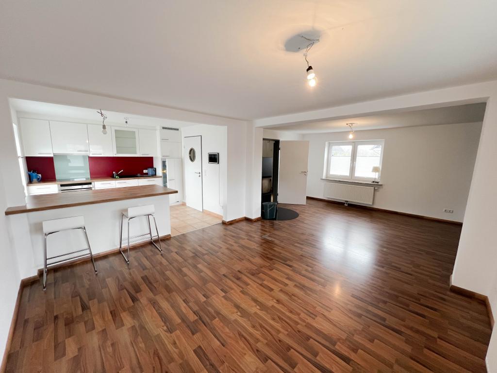 Wohn- und Esszimmer mit Blick zur Küche Einfamilienhaus: Wohn- und Esszimmer mit Blick zur Küche