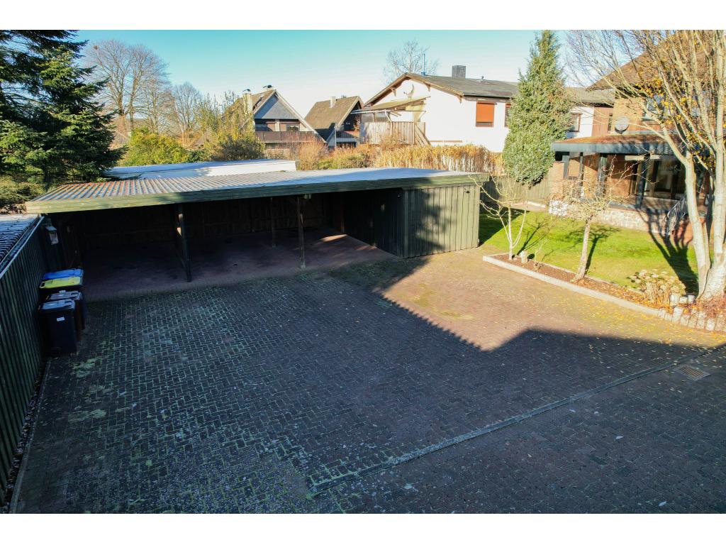 drei Carports mit Schuppen Einfamilienhaus: drei Carports mit Schuppen