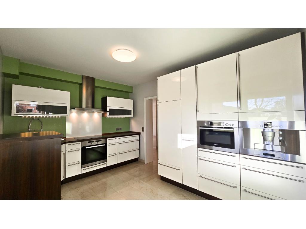 Küche mit hochwertigen Geräten Einfamilienhaus: Küche mit hochwertigen Geräten