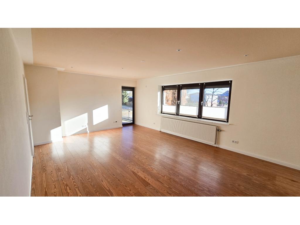 Schlafzimmer mit Zugang zum Balkon Einfamilienhaus: Schlafzimmer mit Zugang zum Balkon