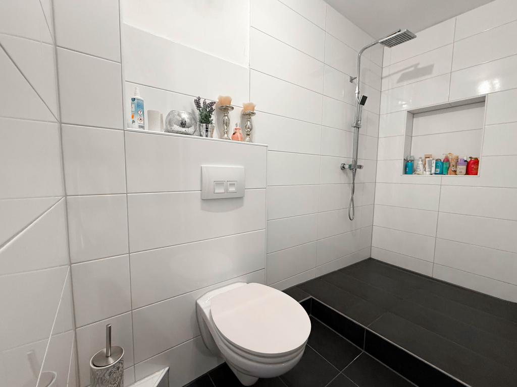 Badezimmer mit Fenster Doppelhaushälfte: Badezimmer mit Fenster