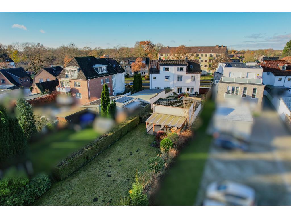 Doppelhaush&auml;lfte: gepflegter Garten