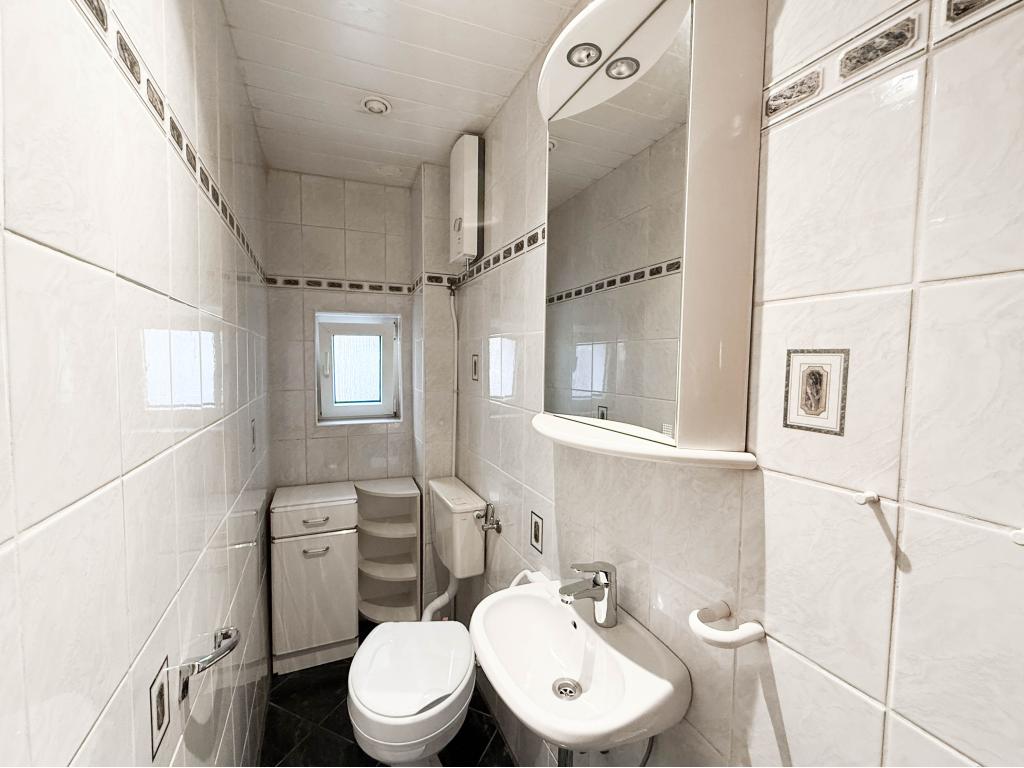 Doppelhaush&auml;lfte: G&auml;ste-WC EG