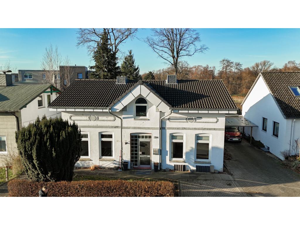 Einfamilienhaus: Stra&szlig;enansicht