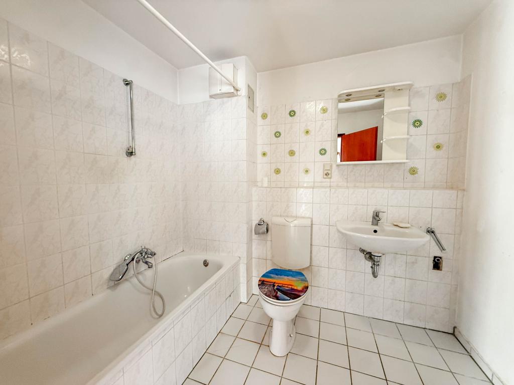 Badezimmer mit Badewanne im OG Reihenhaus: Badezimmer mit Badewanne im OG