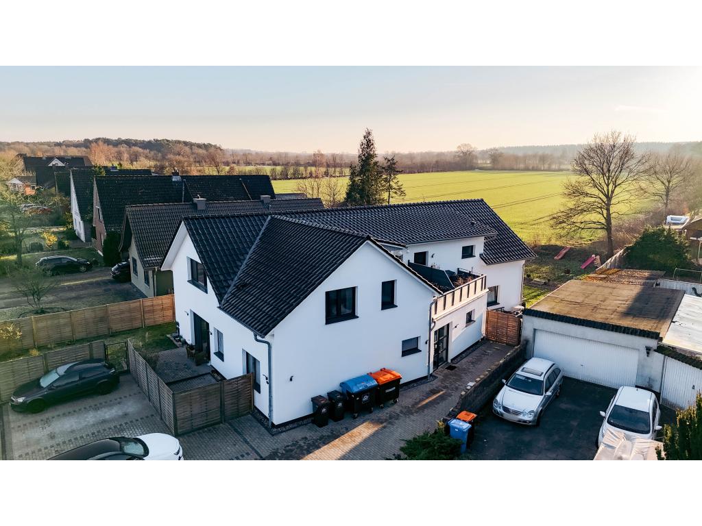 3 Zimmer Wohnung: Seitenansicht mit Feldblick