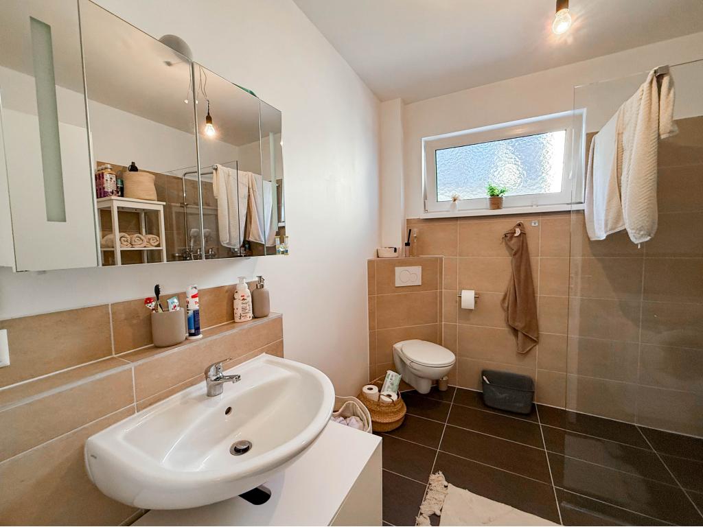 3 Zimmer Wohnung: Badezimmer mit Dusche