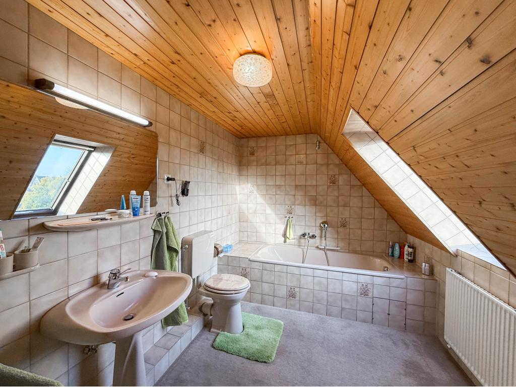 Einfamilienhaus: Bad mit Wanne im OG