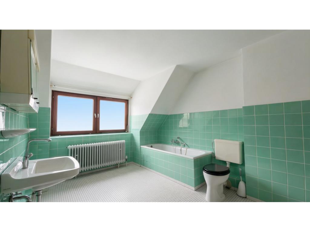 Badezimmer mit Badewanne im DG Einfamilienhaus: Badezimmer mit Badewanne im DG