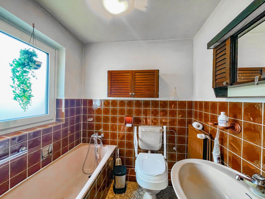 Einfamilienhaus: Badezimmer mit Wanne