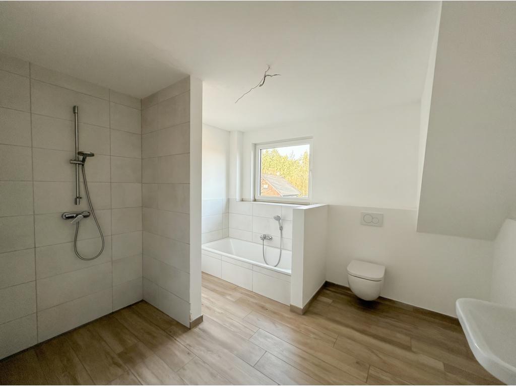 Doppelhaush&auml;lfte: Vollbad im Obergeschoss