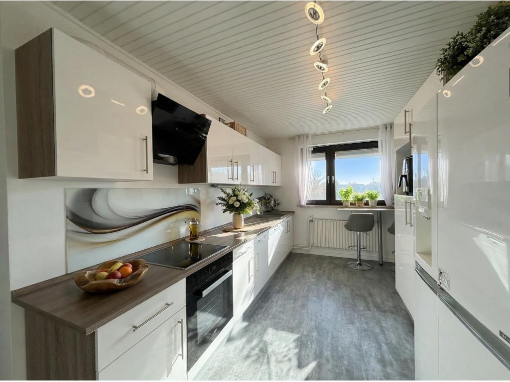 Einfamilienhaus: Einbauk&uuml;che mit Vorratsraum