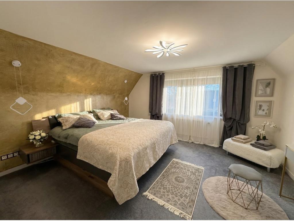 Einfamilienhaus: Schlafzimmer 2 DG