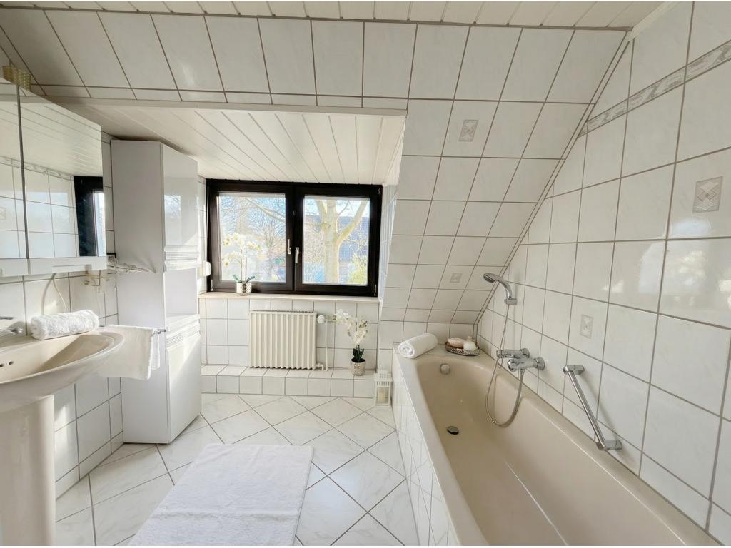 Einfamilienhaus: Vollbad DG