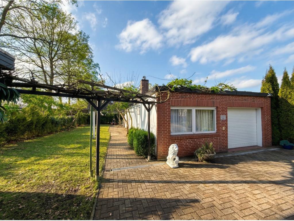 Einfamilienhaus: Garage und Nebengeb&auml;ude