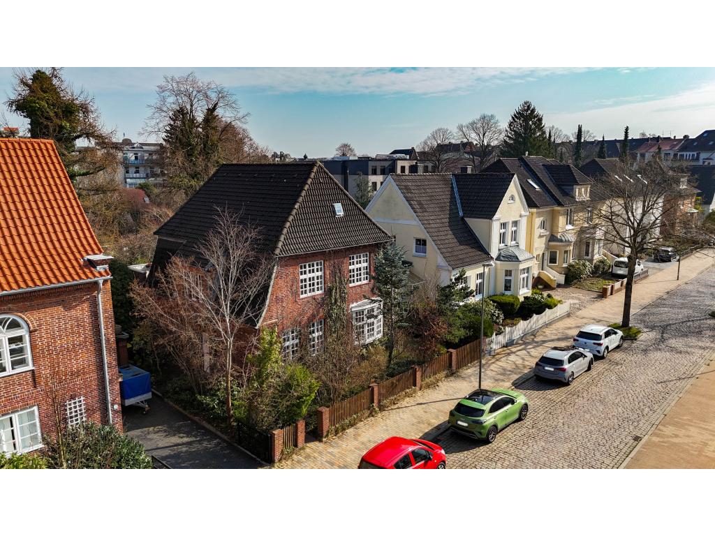 Einfamilienhaus: Stra&szlig;enansicht