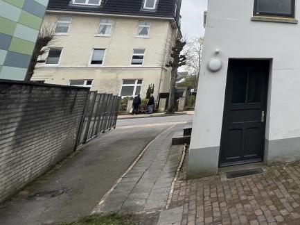 3 Zimmer Wohnung: Einfahrt auf den Hinterhof