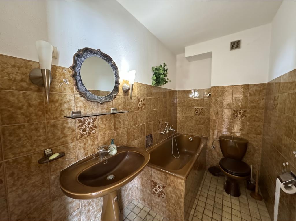 Doppelhaush&auml;lfte: Bad mit Wanne - EG