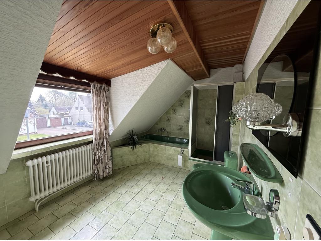 Doppelhaush&auml;lfte: Vollbad im DG