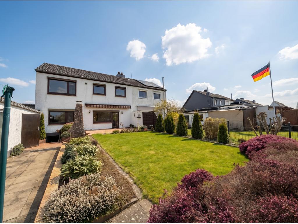 Doppelhaush&auml;lfte: R&uuml;ckansicht des Hauses