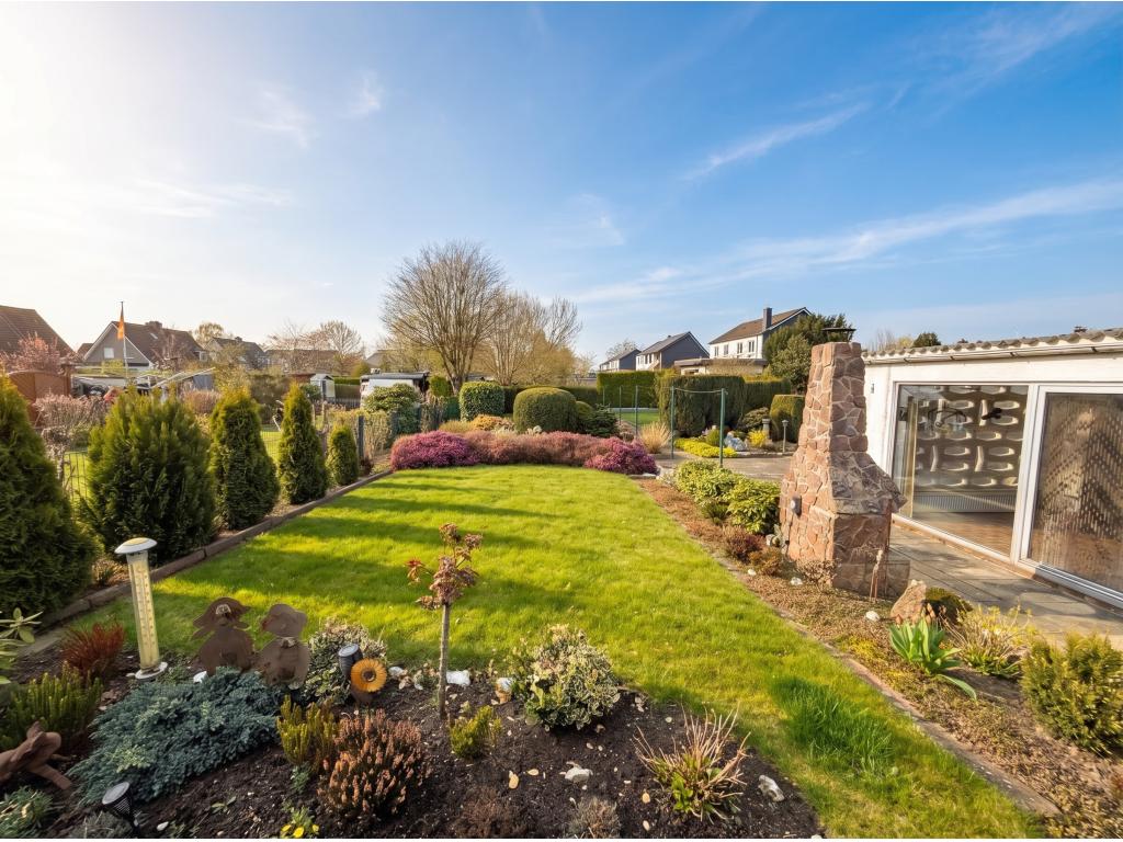 Doppelhaush&auml;lfte: gepflegter Garten