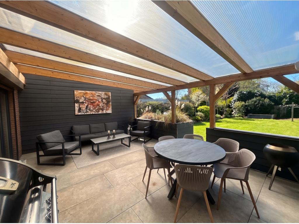 Einfamilienhaus: &uuml;berdachte Terrasse