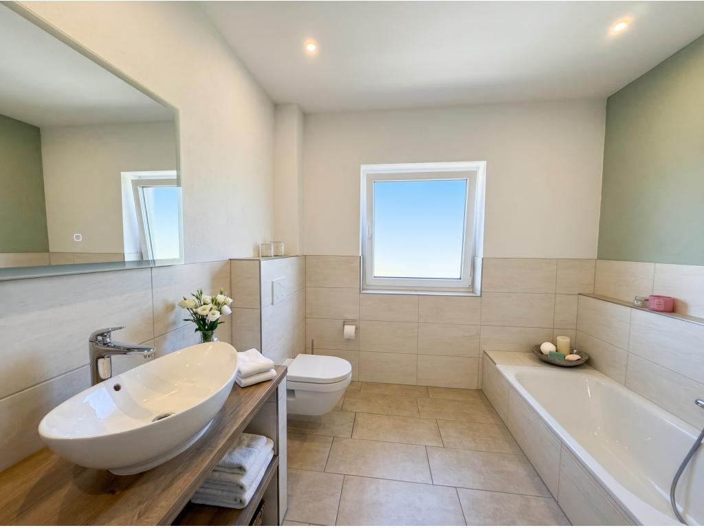 Einfamilienhaus: Vollbad mit Fenster