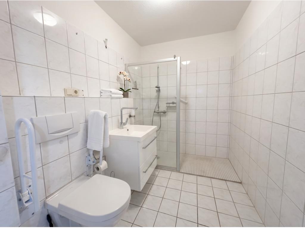 Bad mit ebenerdiger Dusche 2 Zimmer Wohnung: Bad mit ebenerdiger Dusche