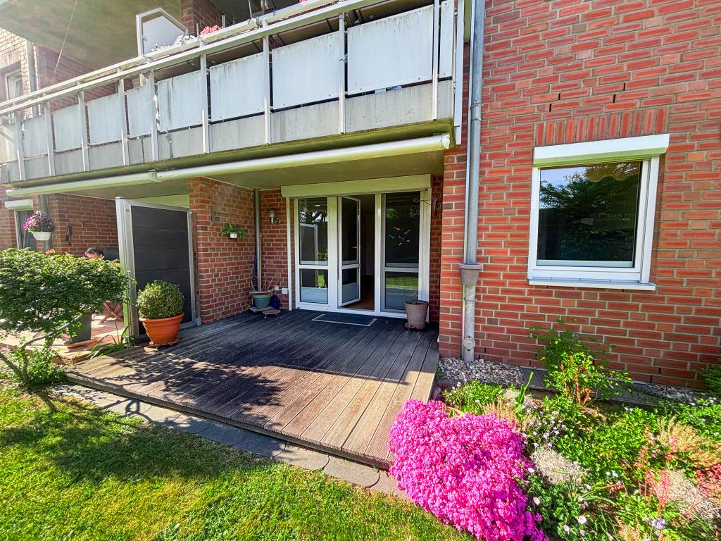 Terrasse mit Markise + Gartennutzung 2 Zimmer Wohnung: Terrasse mit Markise + Gartennutzung