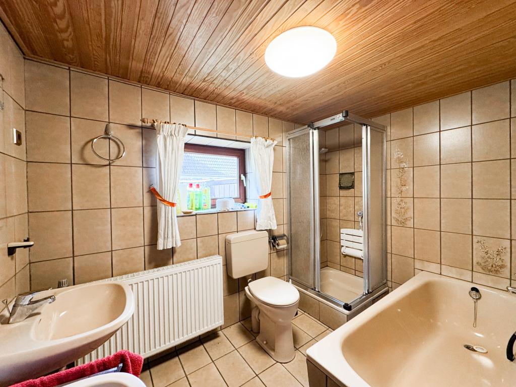 Einfamilienhaus: Bad samt Badewanne und Dusche