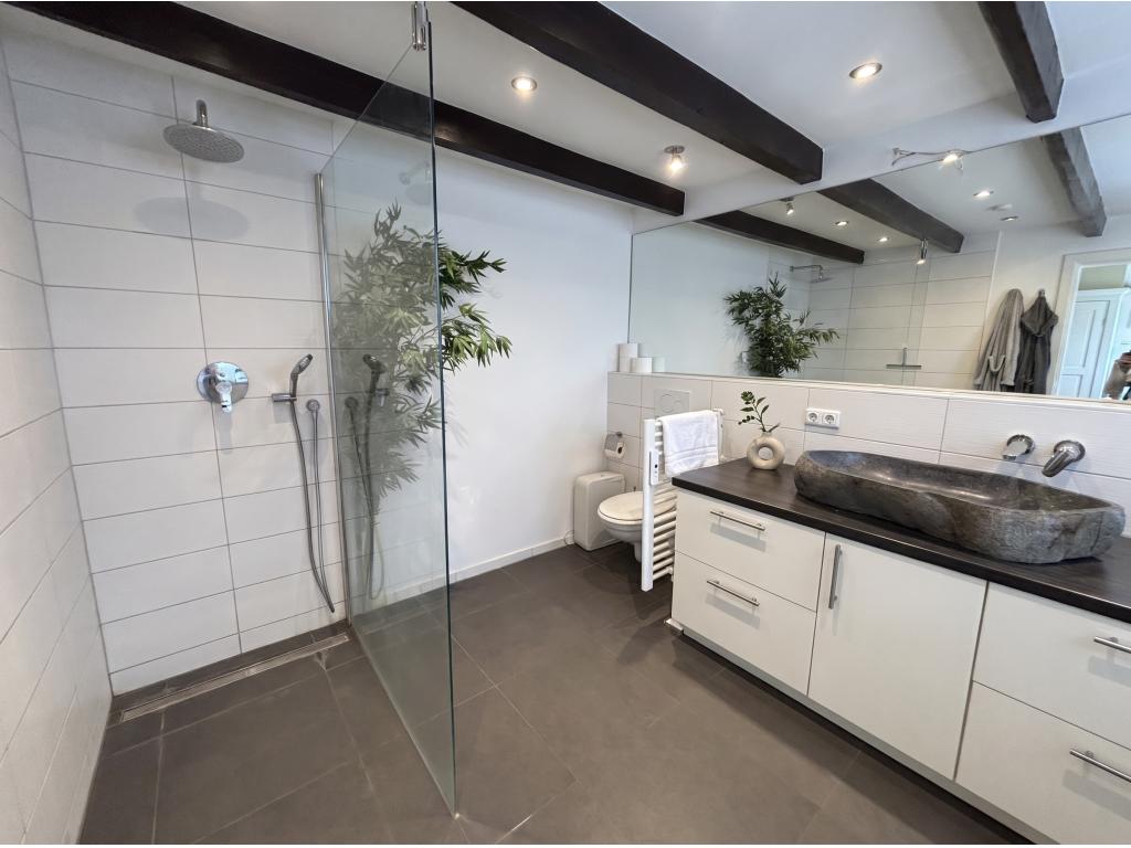 Mehrfamilienhaus: Badezimmer mit Dusche - WE 1