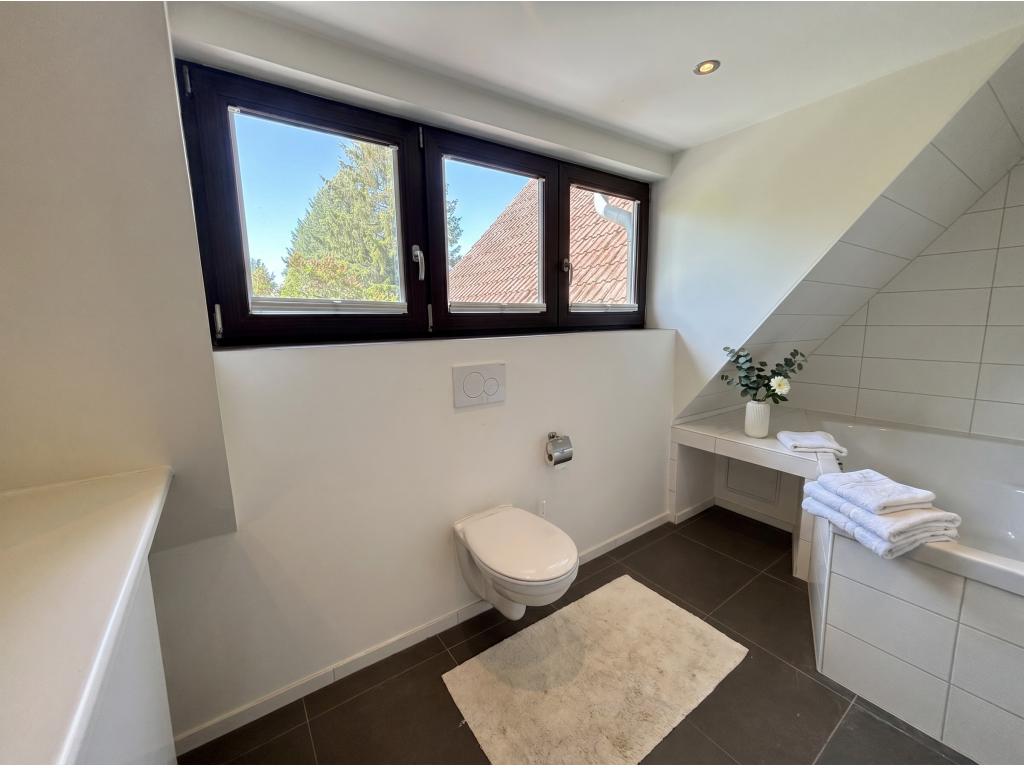 Mehrfamilienhaus: Badezimmer mit Wanne - WE 1