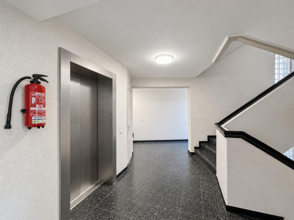 3 Zimmer Wohnung: Treppenhaus mit Aufzug