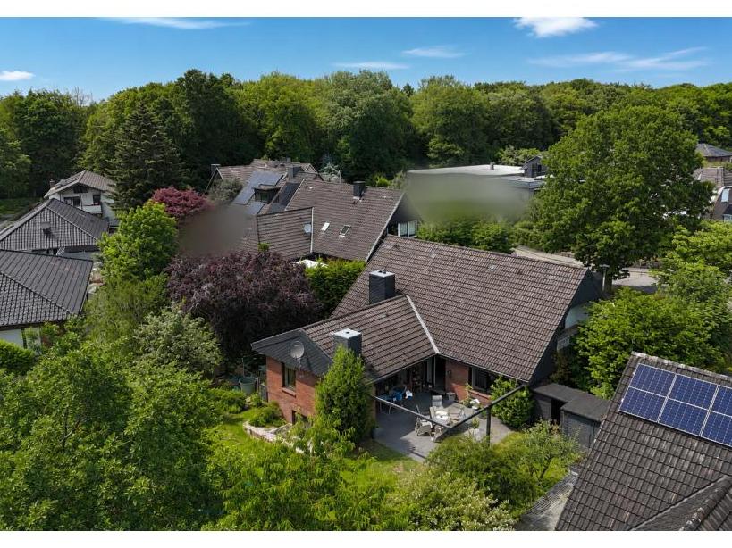 Rückansicht mit Terrasse und Garten Einfamilienhaus: Rückansicht mit Terrasse und Garten