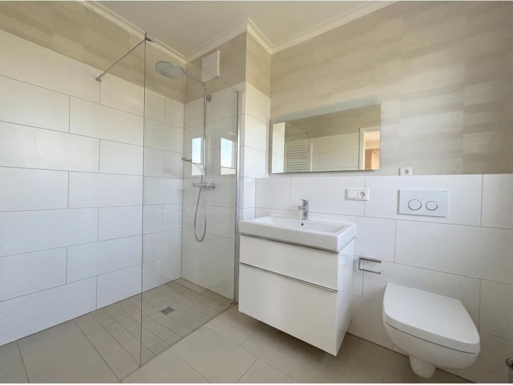 Badezimmer mit ebenerdiger Dusche 4 Zimmer Wohnung: Badezimmer mit ebenerdiger Dusche