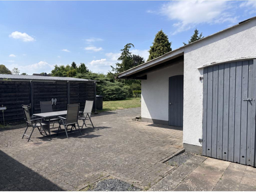 Doppelhaush&auml;lfte: Terrasse und Gartenschuppen