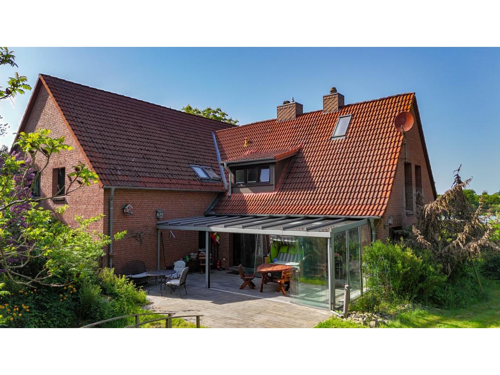 Mehrfamilienhaus: Hauptwohnung mit Wintergarten wird frei