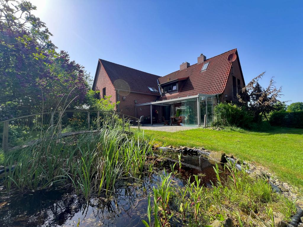 Mehrfamilienhaus: privater Garten mit einem Teich