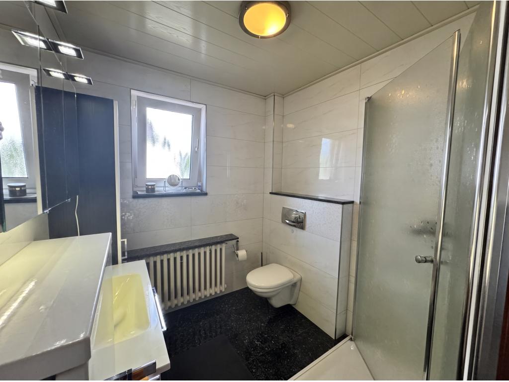 Einfamilienhaus: Badezimmer im EG