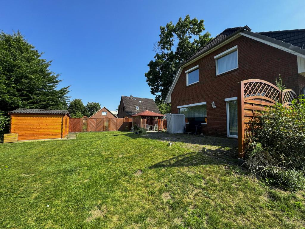 Garten mit Terrasse Einfamilienhaus: Garten mit Terrasse