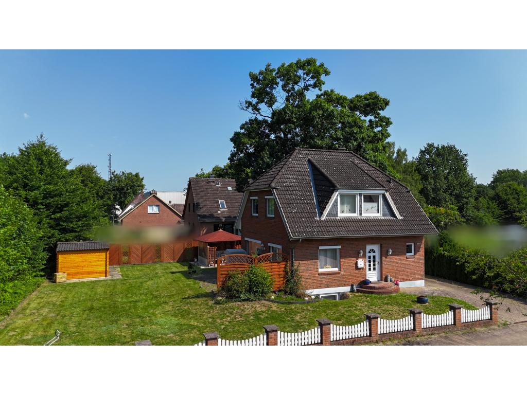 Hausfront und Garten Einfamilienhaus: Hausfront und Garten
