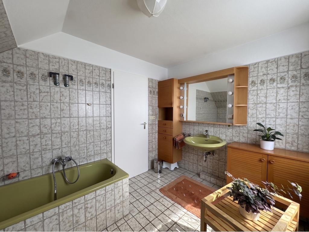 Einfamilienhaus: Badezimmer nebst Wanne