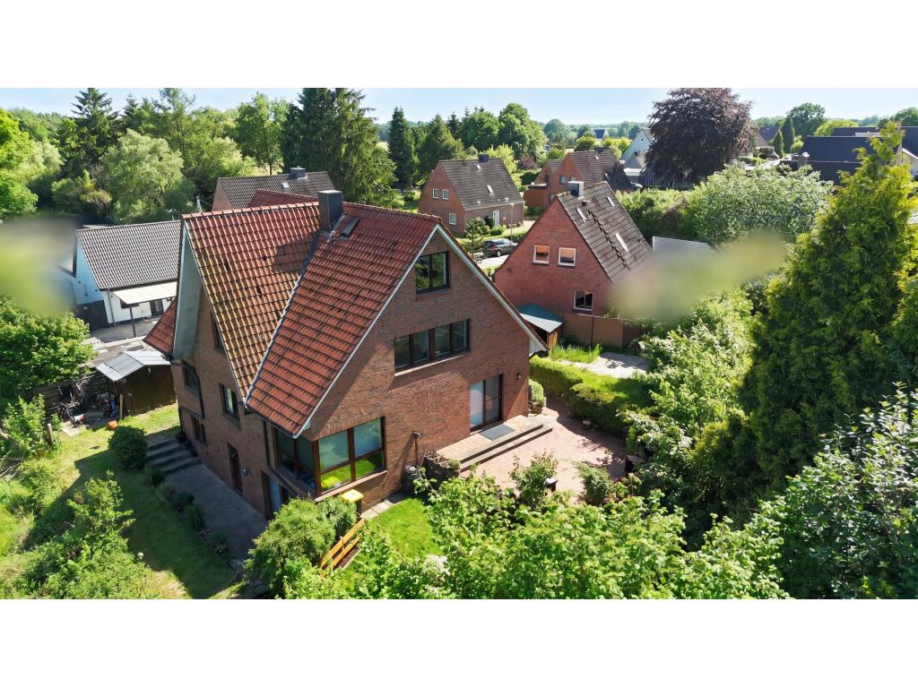 Einfamilienhaus: Au&szlig;enansicht mit Garten
