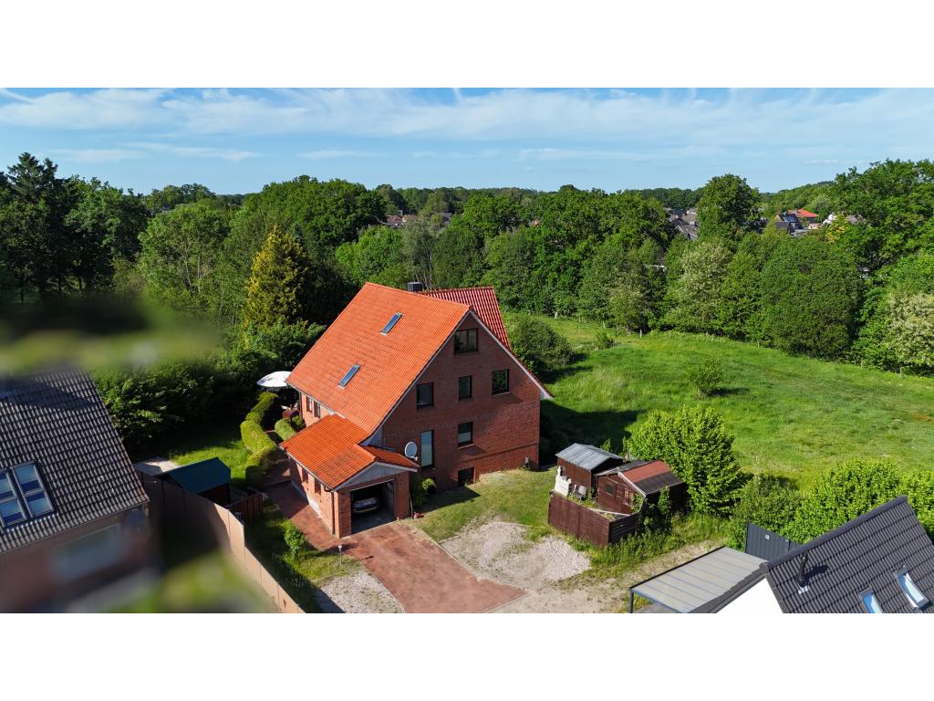 Einfamilienhaus: Au&szlig;enansicht - Garage