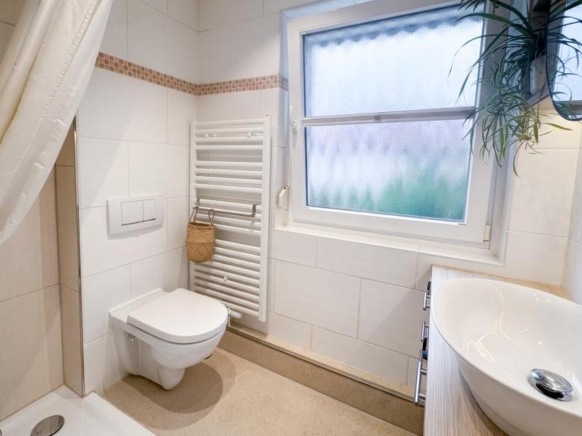 Badezimmer mit Dusche 1.OG Reihenhaus: Badezimmer mit Dusche 1.OG