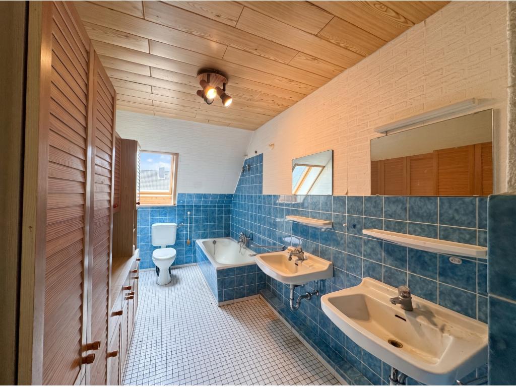 Badezimmer im DG Einfamilienhaus: Badezimmer im DG