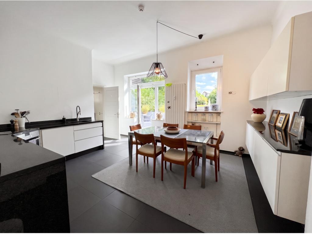moderne Küche mit Terrassenzugang Villa: moderne Küche mit Terrassenzugang